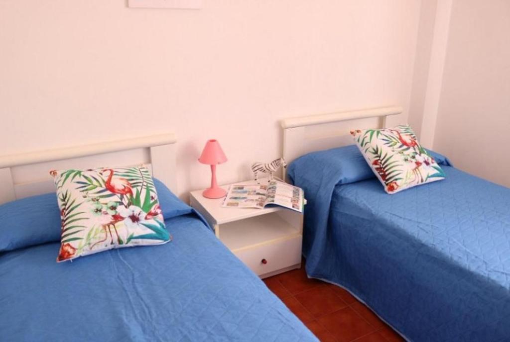 A bed or beds in a room at Cozy up in our cute apartment
