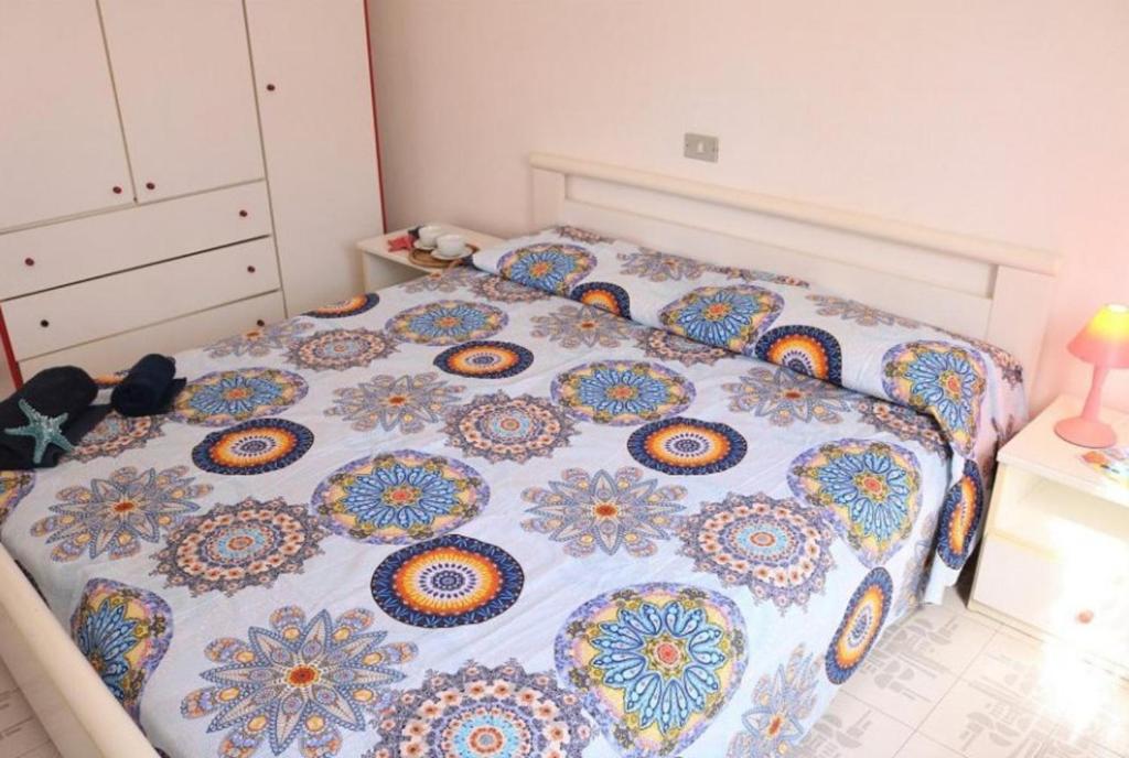 A bed or beds in a room at Cozy up in our cute apartment