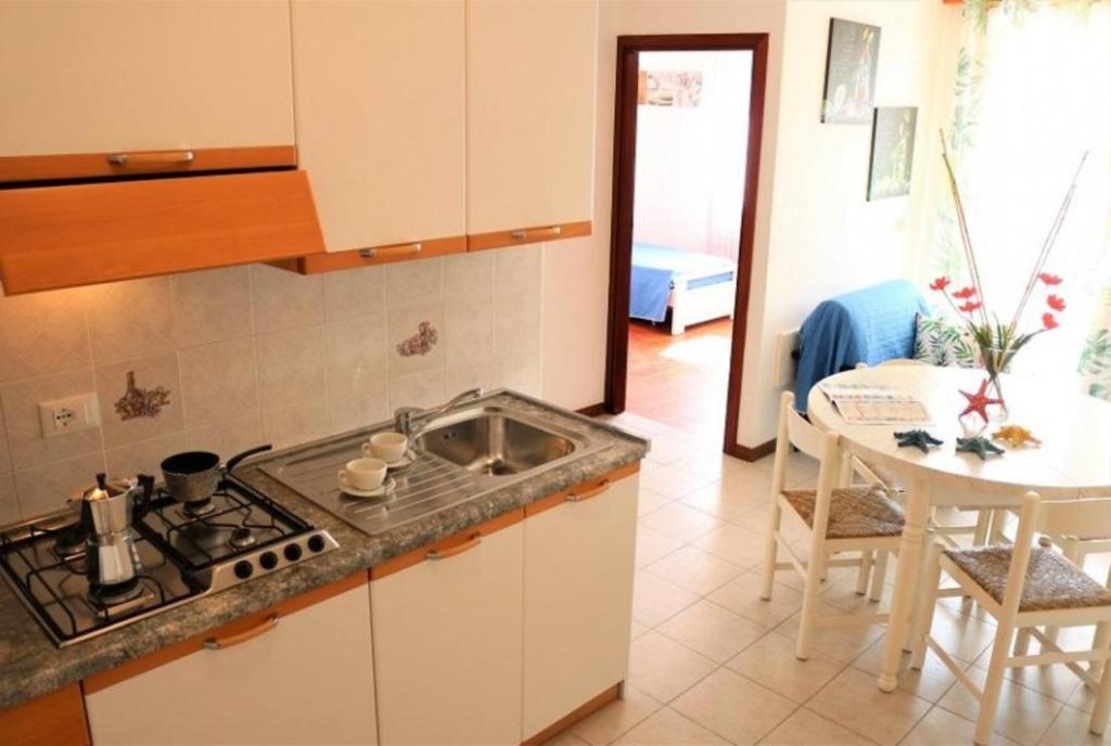 A kitchen or kitchenette at Cozy up in our cute apartment