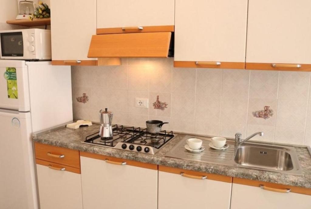 A kitchen or kitchenette at Cozy up in our cute apartment
