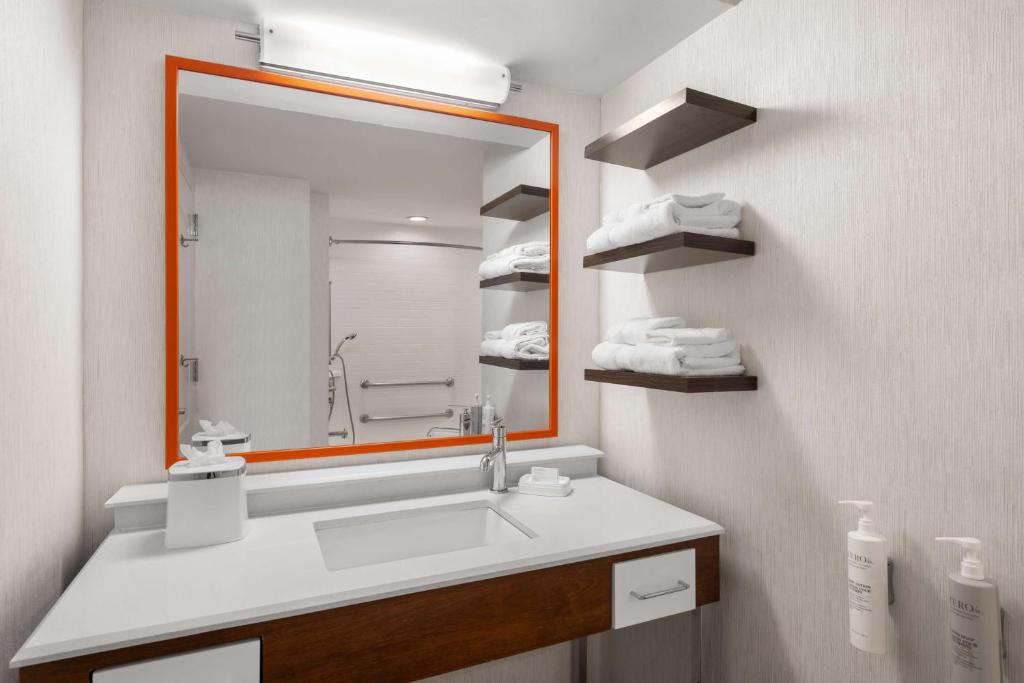 Hampton Inn Charleston North - King Room - Mobility Access/Non-Sroking