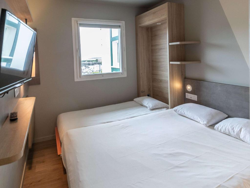 Postel nebo postele na pokoji v ubytování ibis budget Ciboure St-Jean-Luz