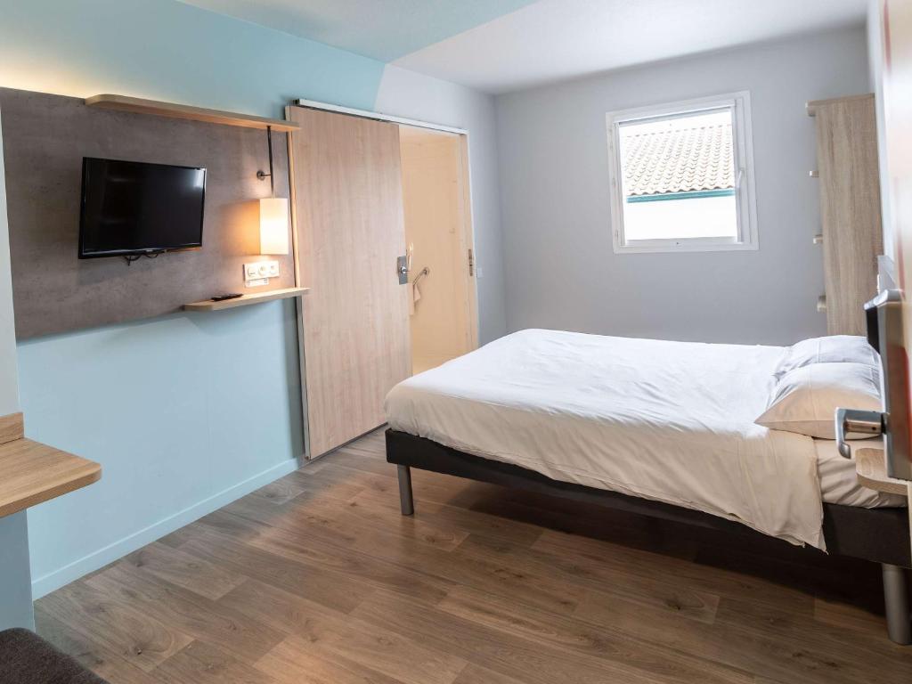 Postel nebo postele na pokoji v ubytování ibis budget Ciboure St-Jean-Luz