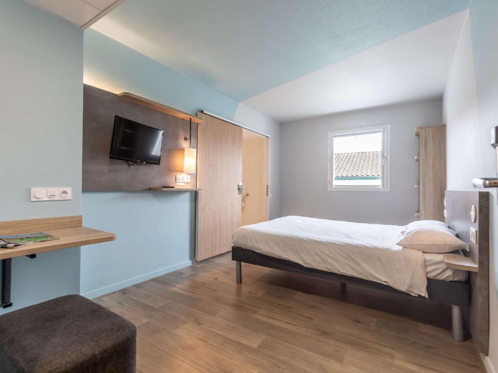 Postel nebo postele na pokoji v ubytování ibis budget Ciboure St-Jean-Luz