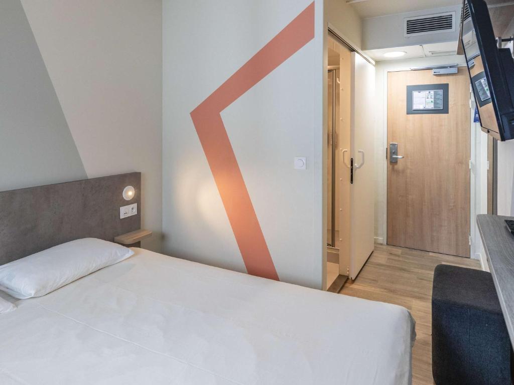 Postel nebo postele na pokoji v ubytování ibis budget Ciboure St-Jean-Luz
