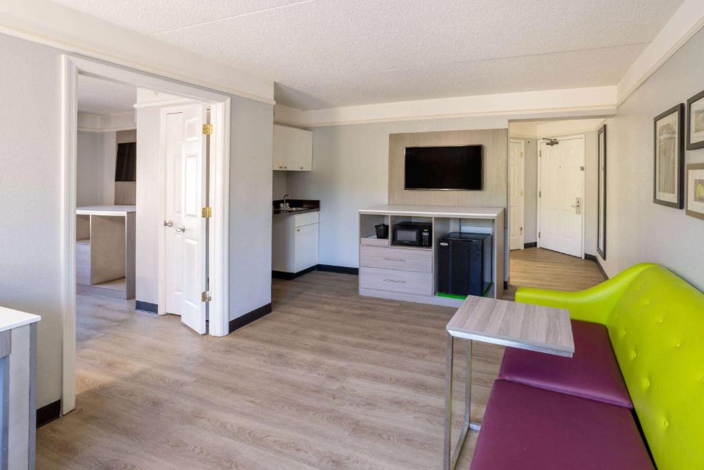 La Quinta by Wyndham Birmingham Hoover - King Suite