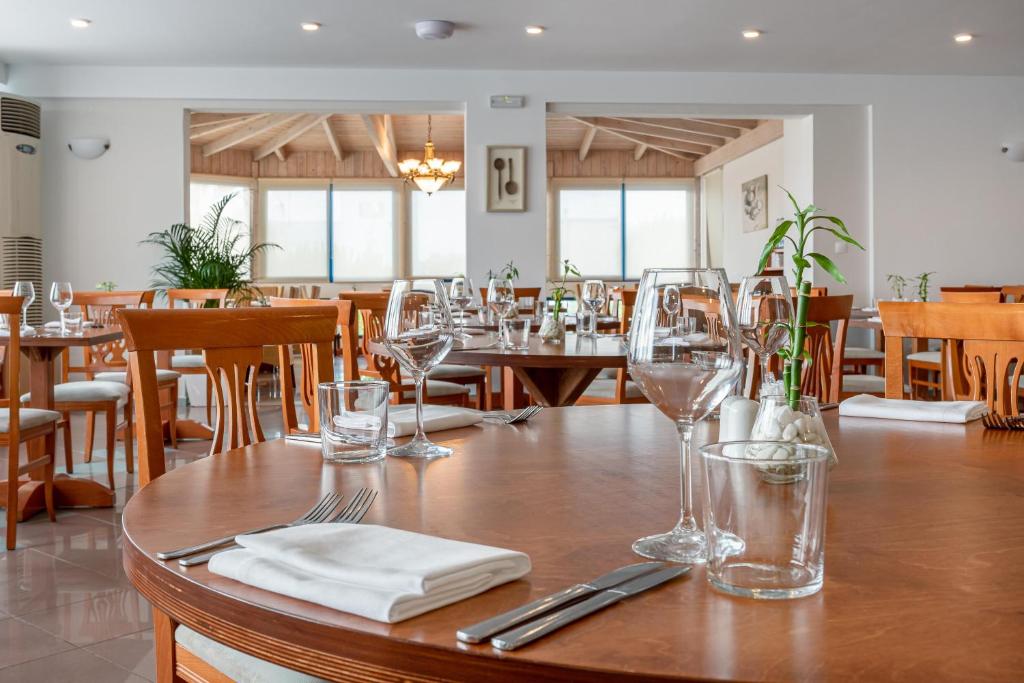 Reštaurácia alebo iné gastronomické zariadenie v ubytovaní Hotel Hara Ilios Village