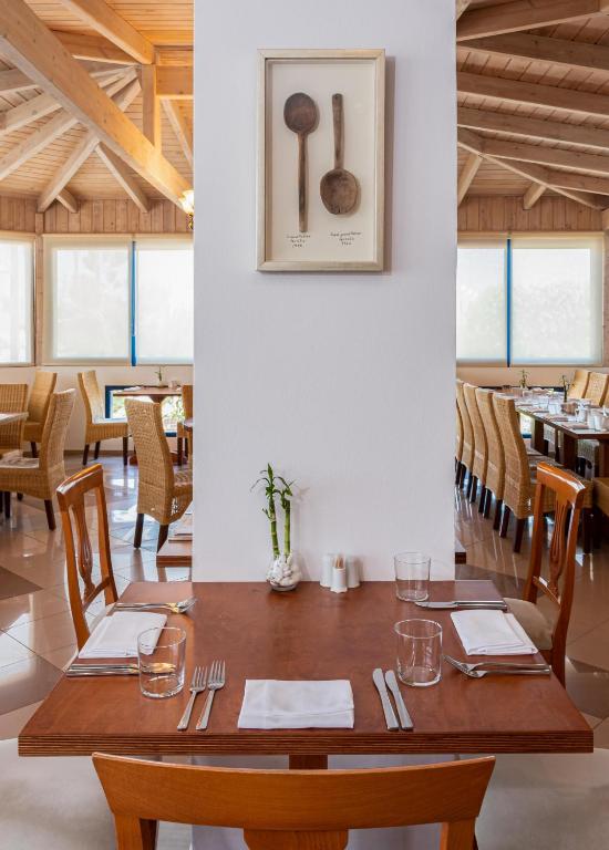 Reštaurácia alebo iné gastronomické zariadenie v ubytovaní Hotel Hara Ilios Village