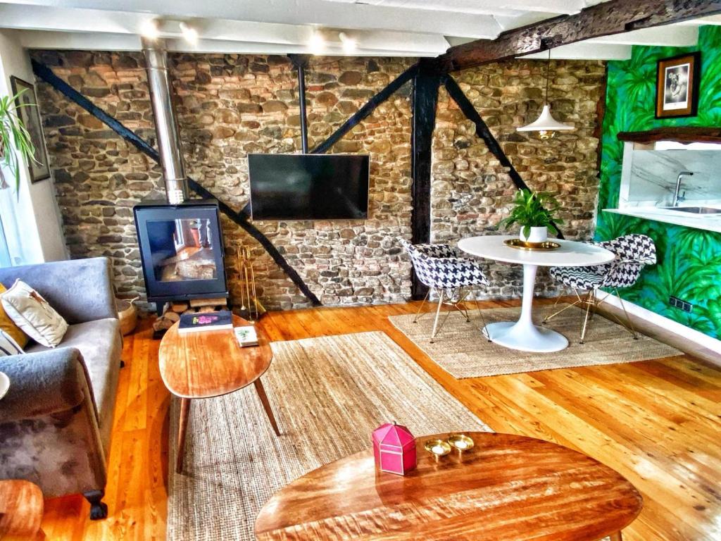 Televízia a/alebo spoločenská miestnosť v ubytovaní Moderno Dúplex para 3 en Centro de Bermeo con Wifi