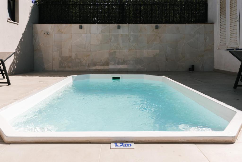 une grande piscine d'eau bleue dans un jardin dans l'établissement Amarildo Holiday Home, with private pool!, à Prinés