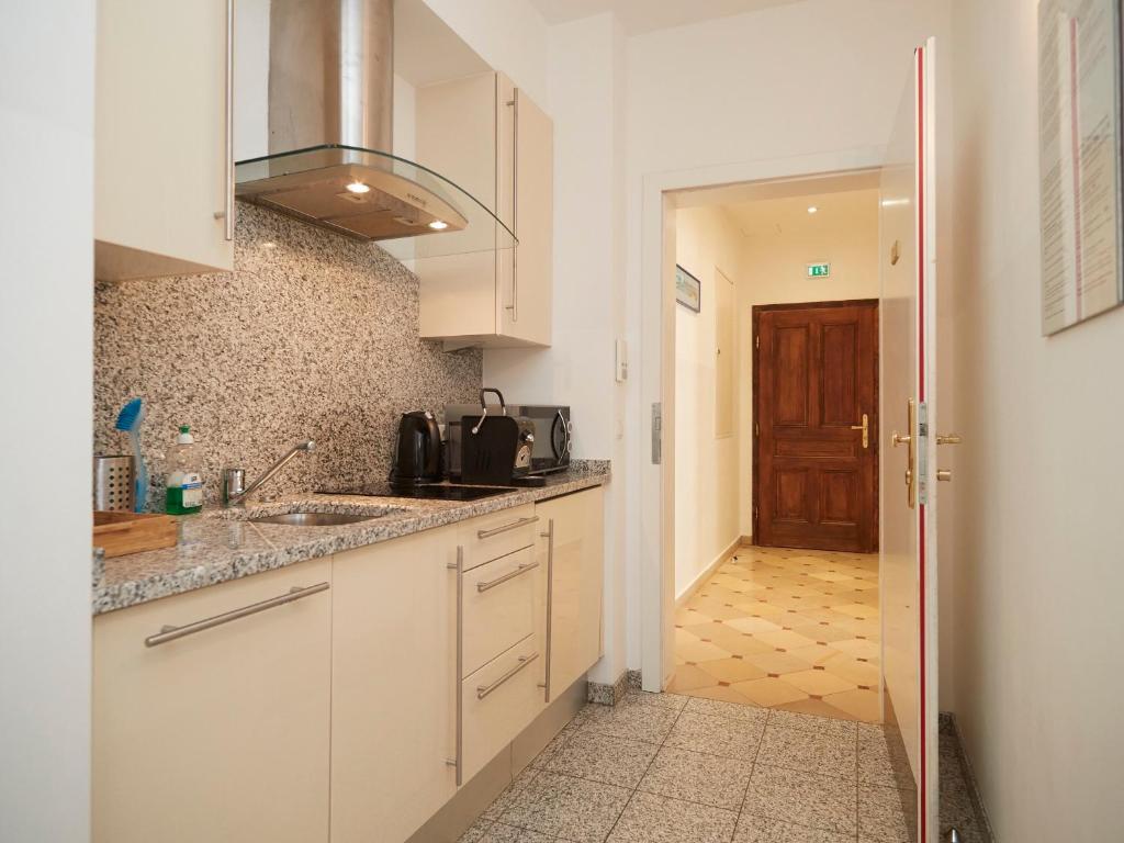 Eldhús eða eldhúskrókur á La Scala Apartments