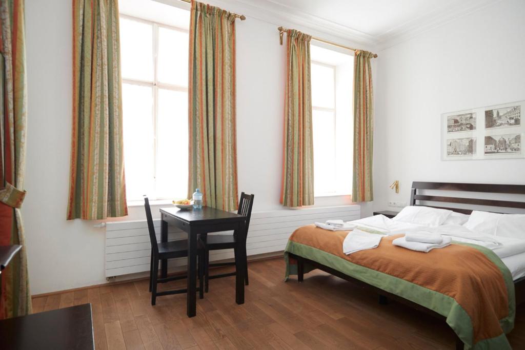 Rúm í herbergi á La Scala Apartments