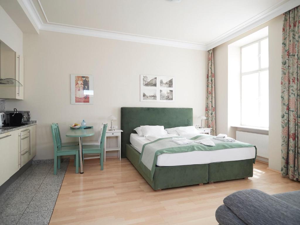 Rúm í herbergi á La Scala Apartments