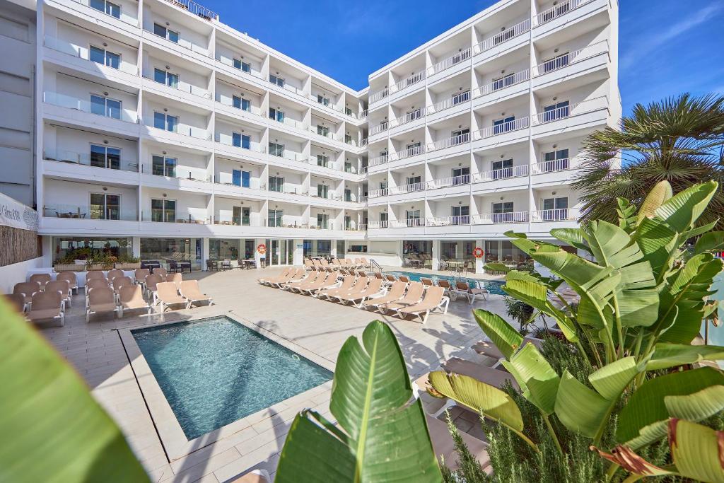 una vista exterior de un hotel con piscina en Hotel Ilusion Calma & Spa, en Can Pastilla