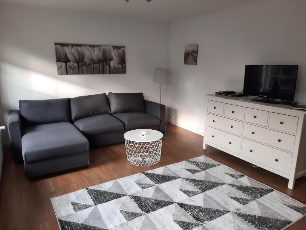 a living room with a couch and a tv at Ferienhaus-Landliebe-Wohnung-9048-2 in Dänschendorf