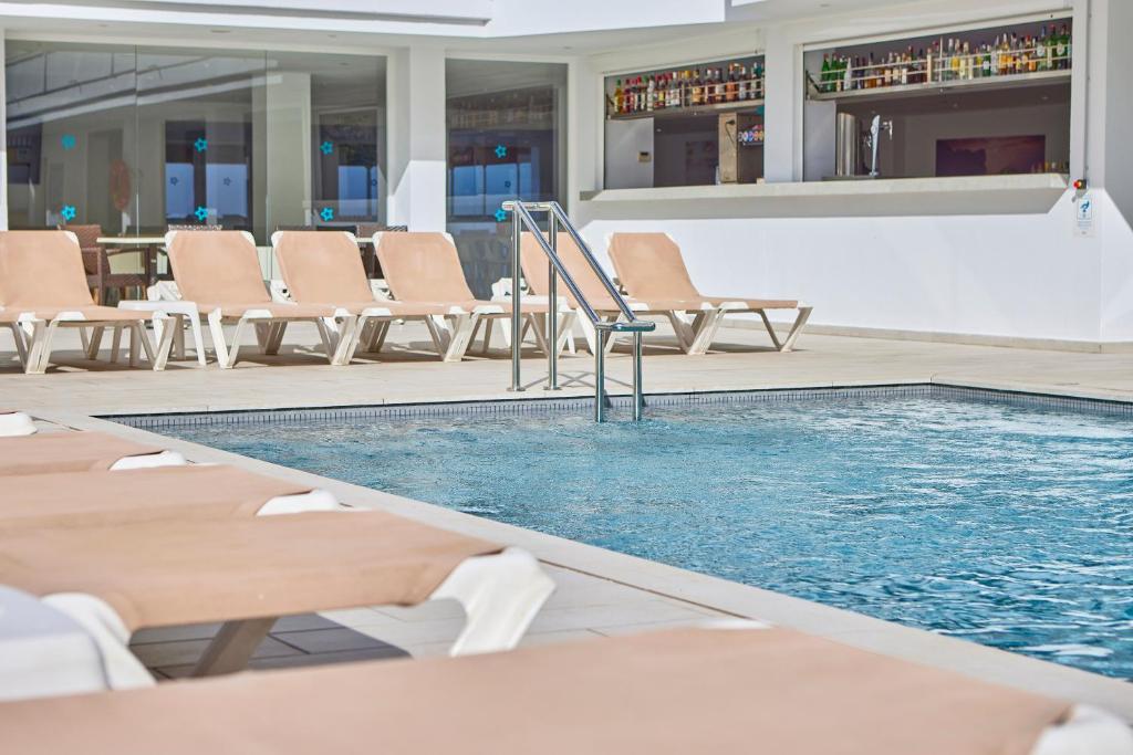 Bazén v ubytování Hotel Ilusion Calma & Spa nebo v jeho okolí