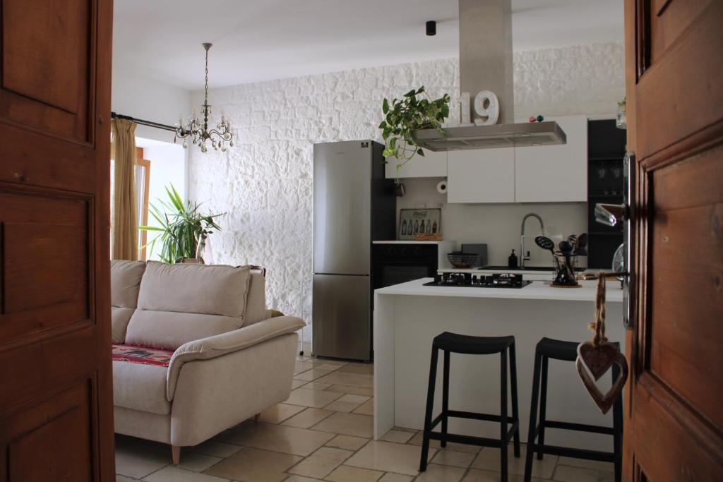 een keuken met een bank en een tafel in een kamer bij Casa Vittoria Martina Franca in Martina Franca