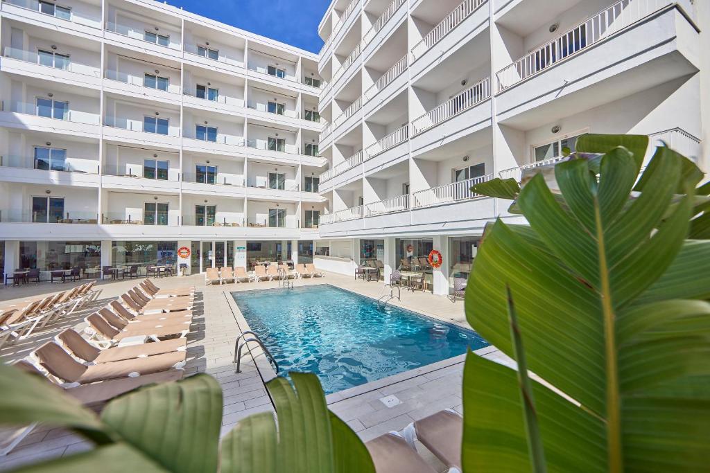 Bazén v ubytování Hotel Ilusion Calma & Spa nebo v jeho okolí