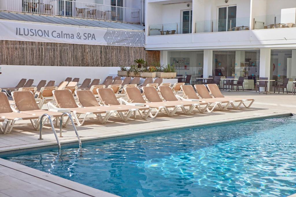 Bazén v ubytování Hotel Ilusion Calma & Spa nebo v jeho okolí