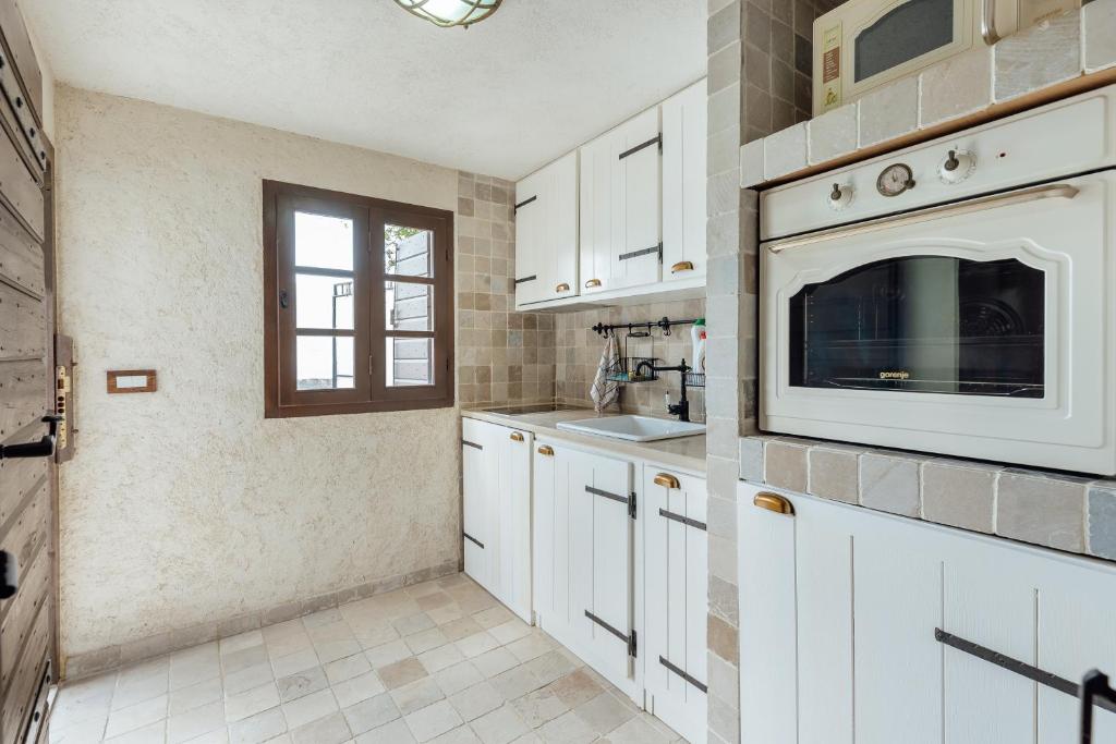 Kuchyň nebo kuchyňský kout v ubytování Beachfront Orahovac