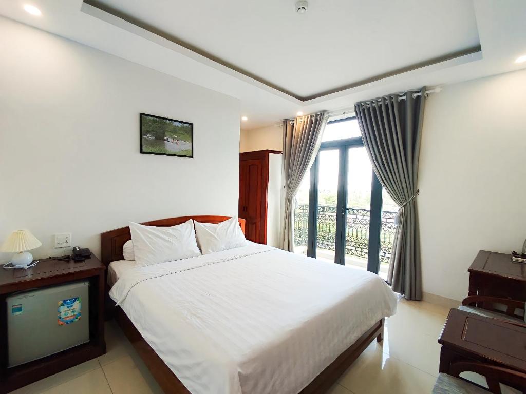 מיטה או מיטות בחדר ב-NAM CẦN THƠ HOTEL