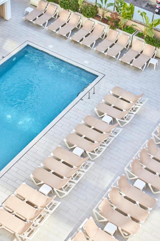 Bazén v ubytování Hotel Ilusion Calma & Spa nebo v jeho okolí