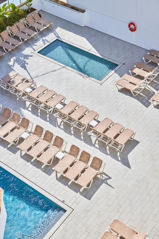 Bazén v ubytování Hotel Ilusion Calma & Spa nebo v jeho okolí