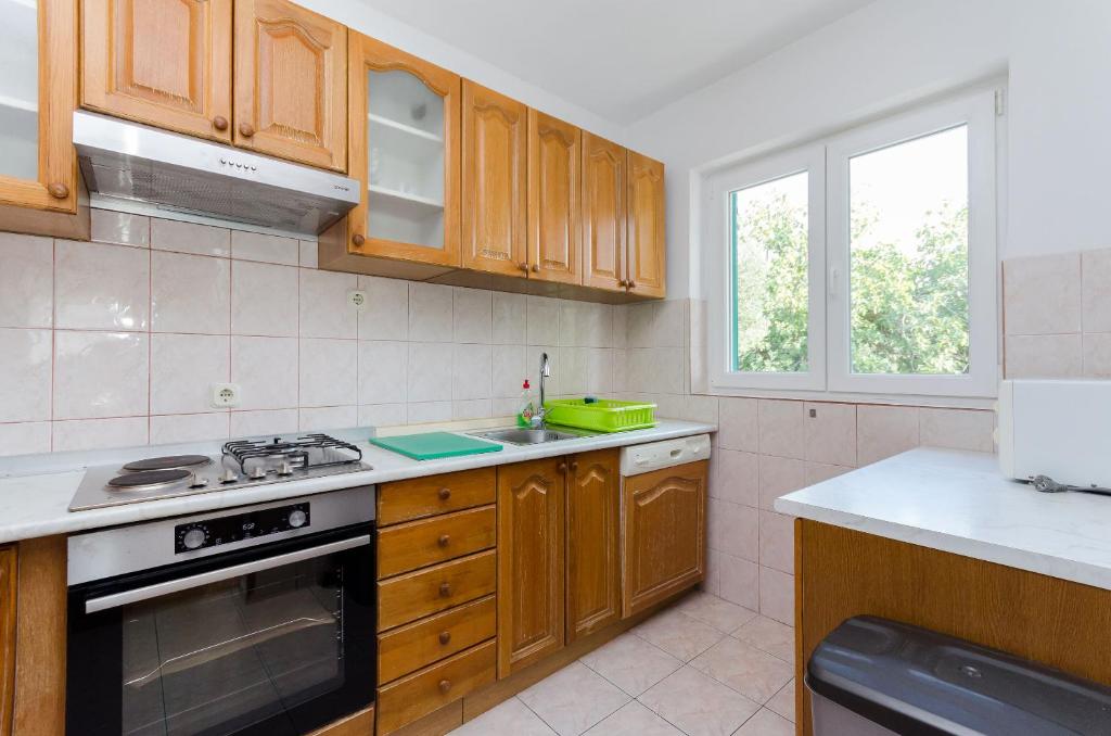 Кухня или мини-кухня в Apartments Zdenka
