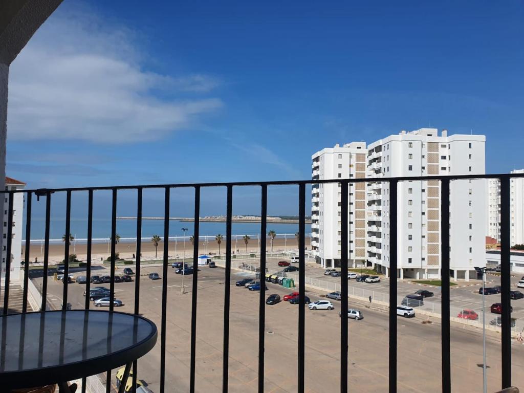 balkon z widokiem na parking w obiekcie Valdelagrana Marinero w mieście El Puerto de Santa María
