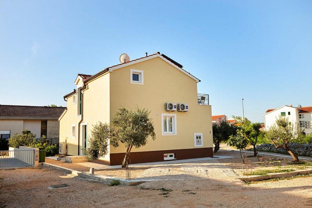 a house in the middle of a yard at Apartment Sunshine in Srima