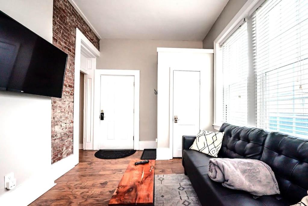 Χώρος καθιστικού στο Park Place- cozy modern space fully updated fast WiFi good coffee and easy parking