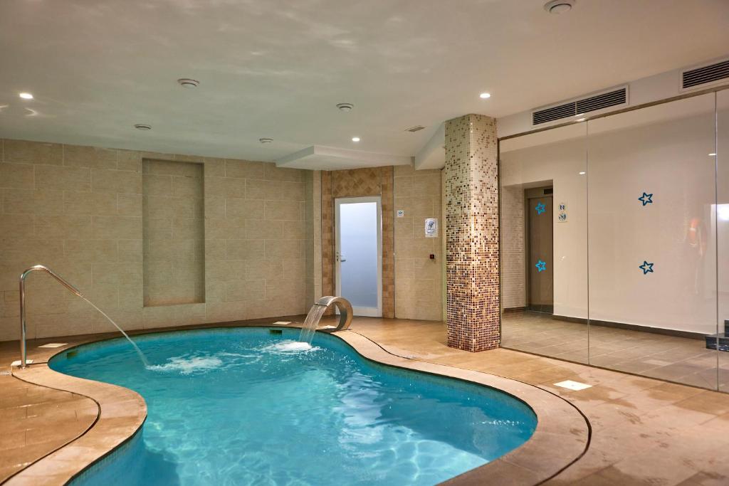 Bazén v ubytování Hotel Ilusion Calma & Spa nebo v jeho okolí