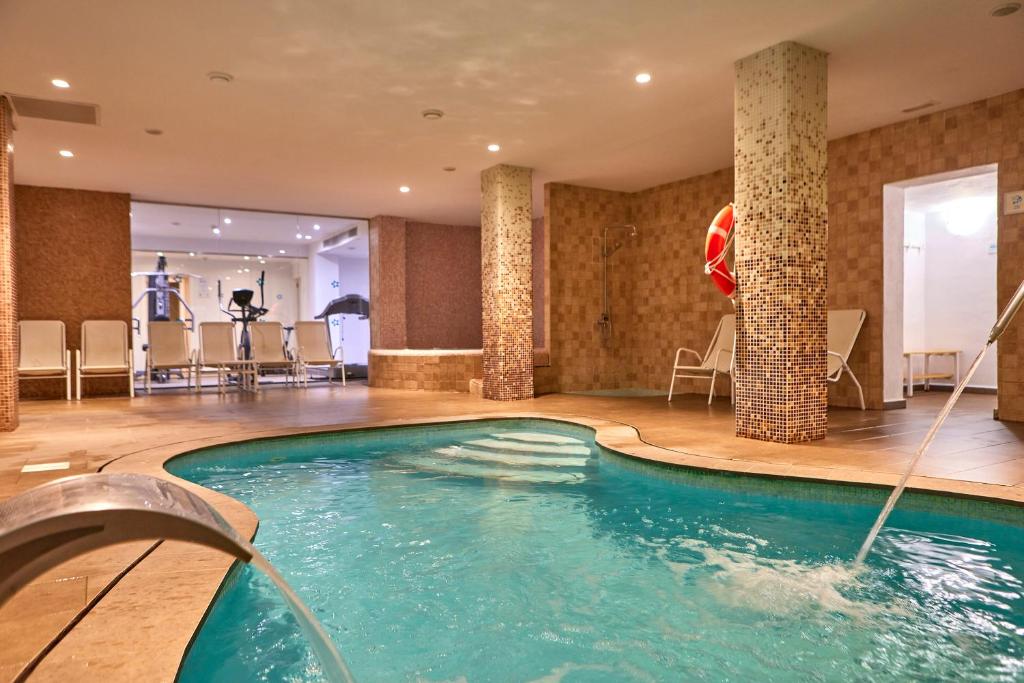 Bazén v ubytování Hotel Ilusion Calma & Spa nebo v jeho okolí
