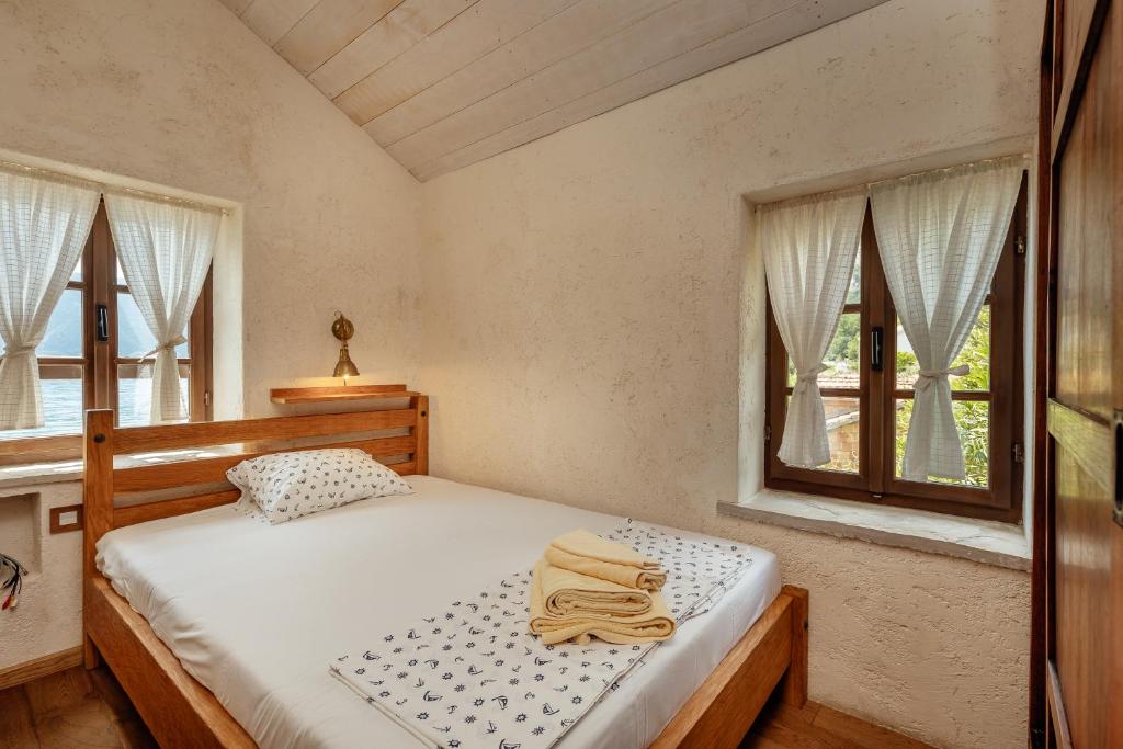 Postel nebo postele na pokoji v ubytování Beachfront Orahovac