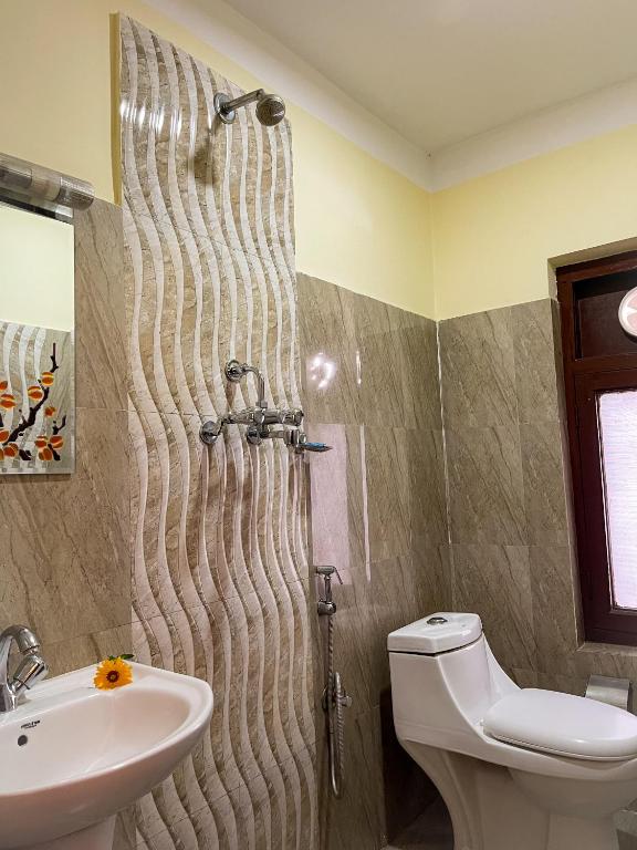 y baño con ducha, aseo y lavamanos. en Hotel Atlantic, en Katmandú