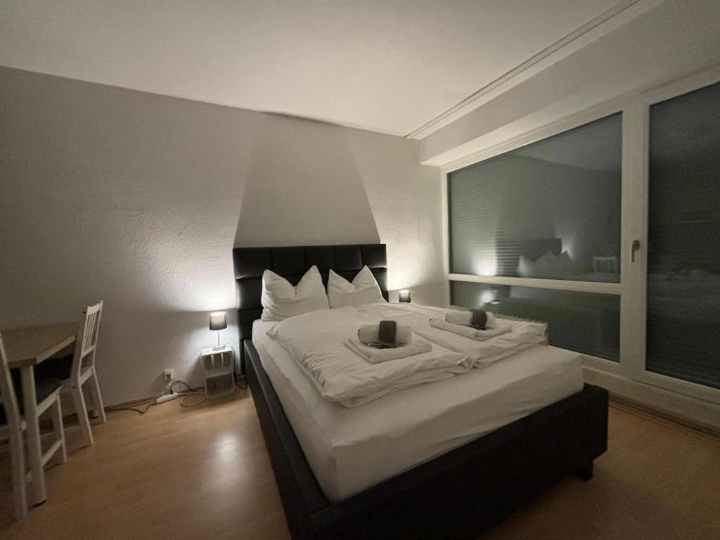 Postel nebo postele na pokoji v ubytování Stadtnahe Wohnung mit Terrasse