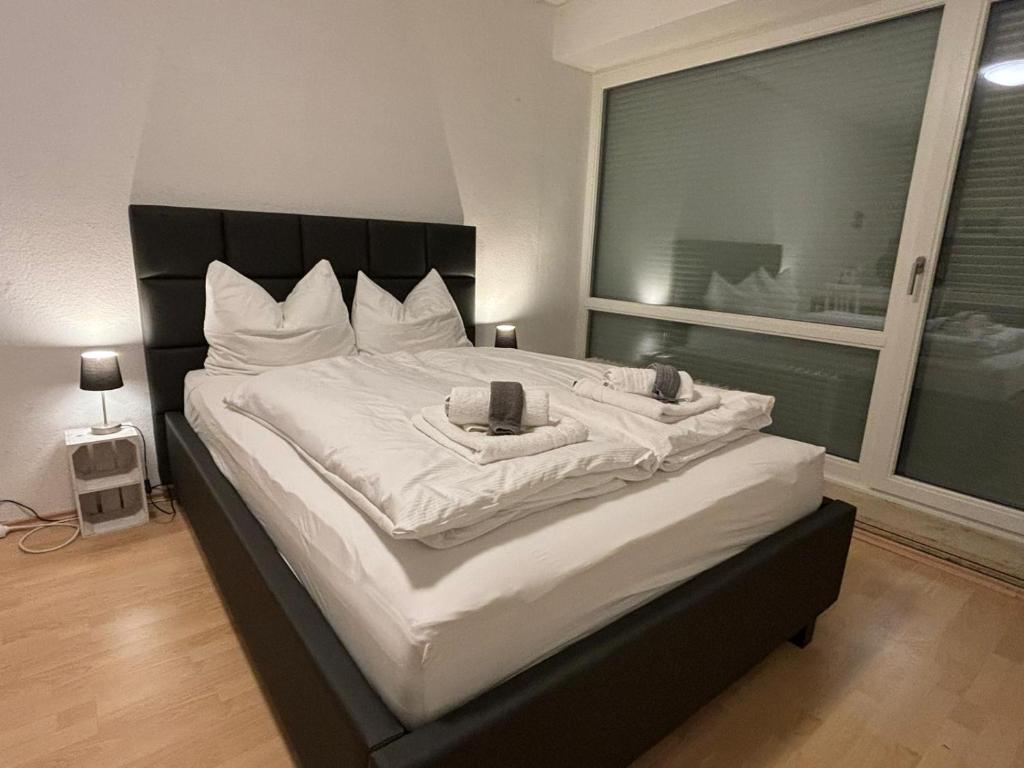 Postel nebo postele na pokoji v ubytování Stadtnahe Wohnung mit Terrasse