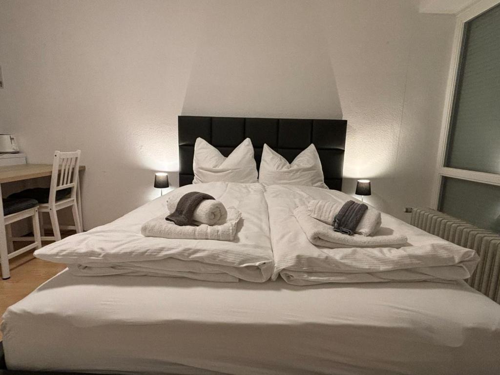 Postel nebo postele na pokoji v ubytování Stadtnahe Wohnung mit Terrasse