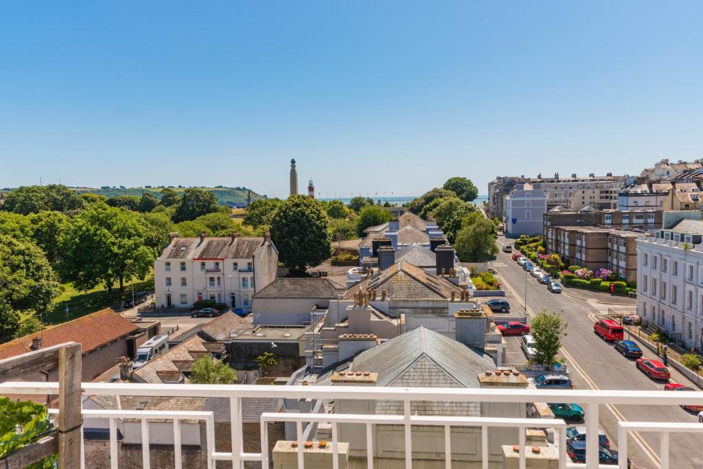 プリマスにあるSuperior Sea View Apartment 5の屋根から市街の景色を望む