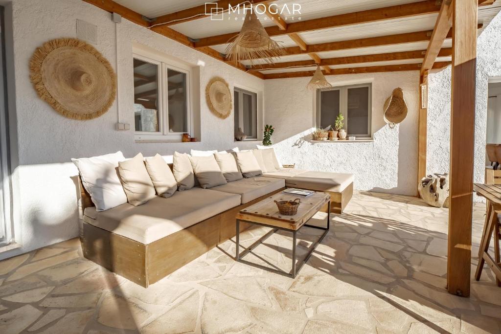 ein Wohnzimmer mit einem Sofa und einem Tisch in der Unterkunft CASA LA MOTUCA - Calpe COSTA BLANCA in Calpe