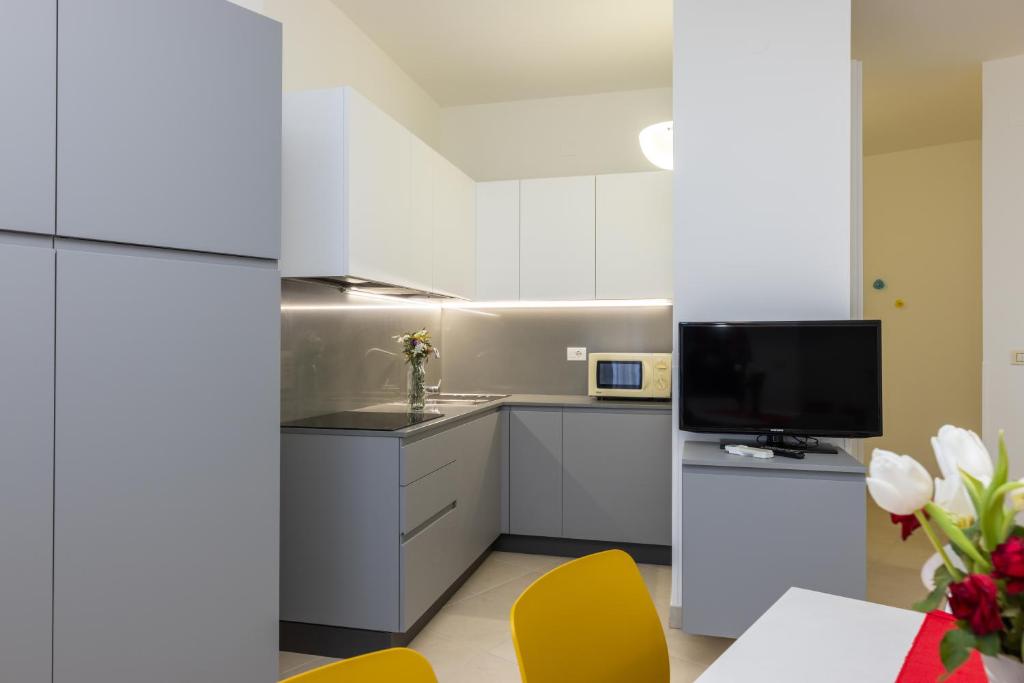 Kuchyň nebo kuchyňský kout v ubytování VELO JEDRO Apartmani PUNTA
