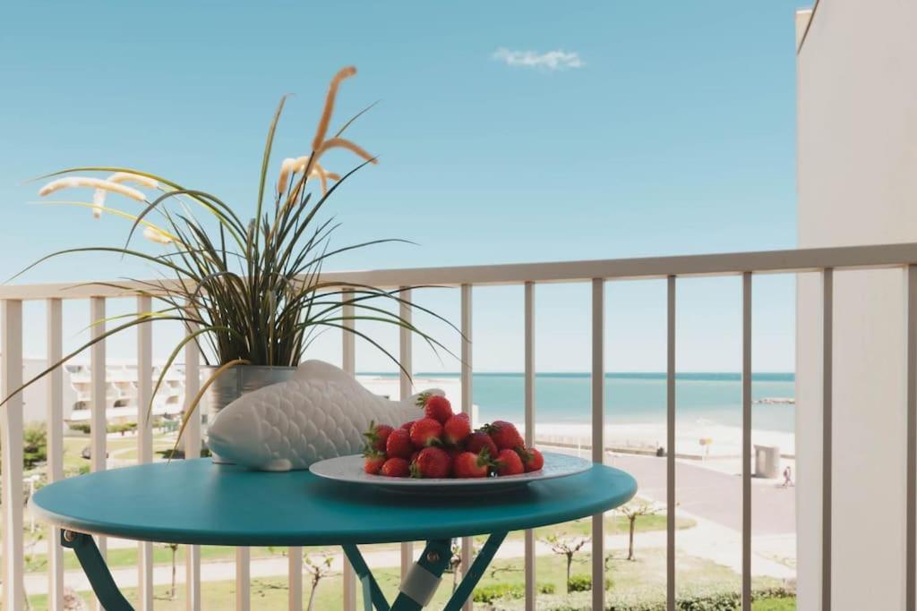 une assiette de fruits sur une table sur un balcon dans l'établissement La maison du pêcheur, à Palavas-les-Flots