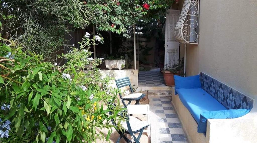 豪邁特蘇格的住宿－Djerba chambres d'hôtes，坐在大楼一侧的蓝色沙发