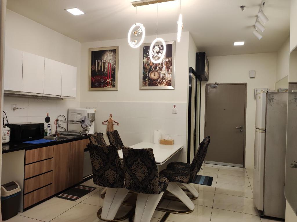 uma cozinha com uma mesa e cadeiras e um frigorífico em Thirteen Residence [TR06] @ ITCC Manhattan Suites em Kota Kinabalu