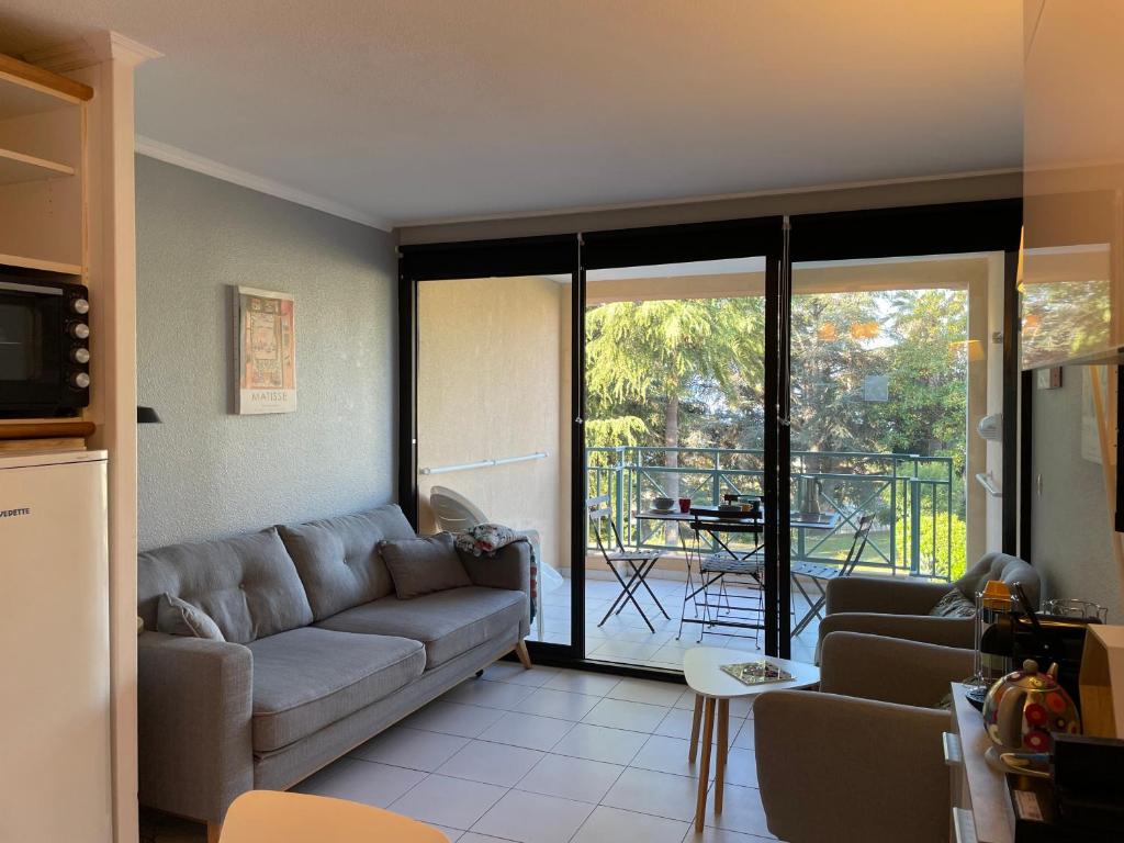 Posedenie v ubytovaní CANNES Appartement Duplex Piscine VUE Mer WIFI PARKING CLIM