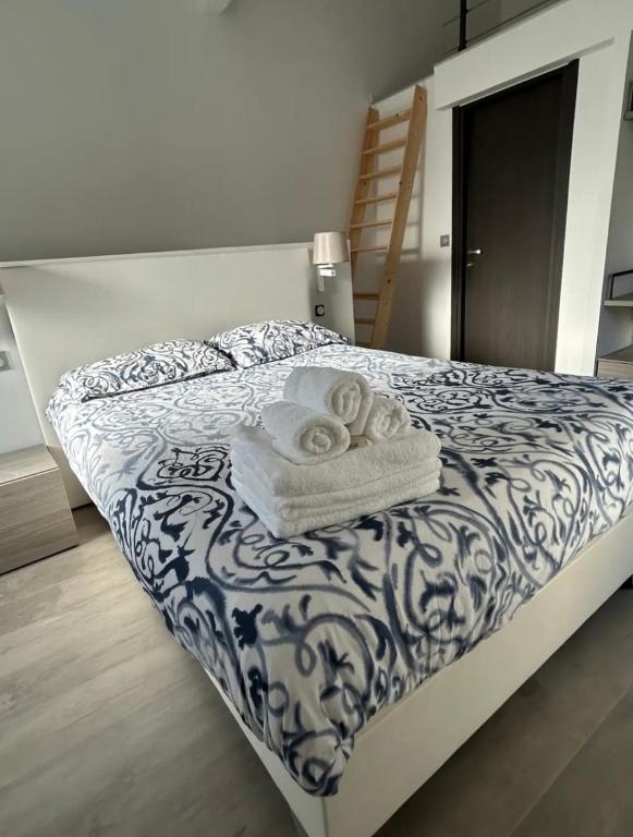 une chambre avec un lit avec des serviettes dessus dans l'établissement Jardin secret en plein cœur du Cabot, à Marseille