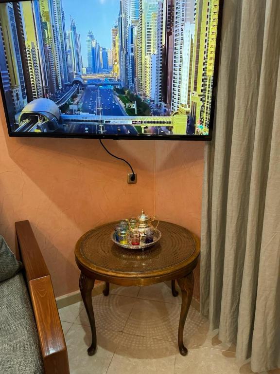 TV a/nebo společenská místnost v ubytování 5min to Beach, WiFi, terrace, stylish fully equipped appartement parking for free