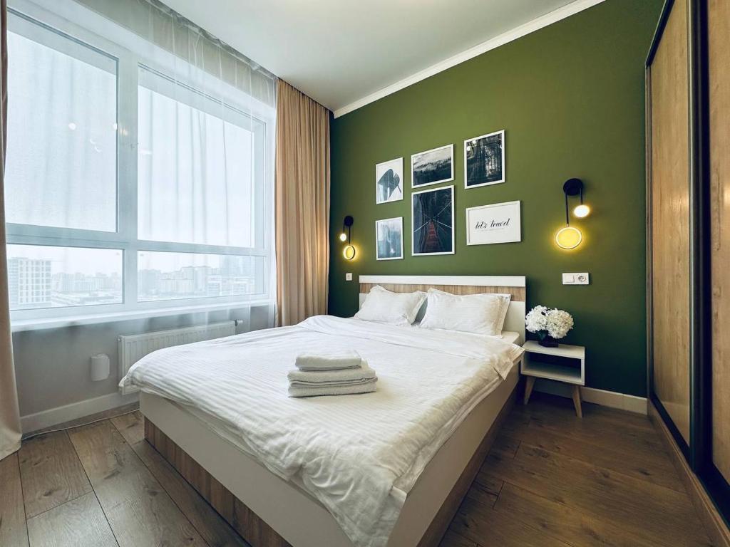 Grand Turan Business 2-Room Apartament's tesisinde bir odada yatak veya yataklar
