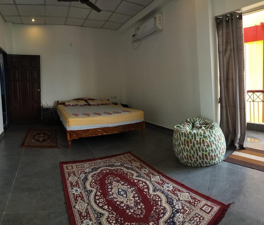 een slaapkamer met een bed en twee tapijten op de vloer bij Kalapani Seaview Service Apartment in Aberdeen