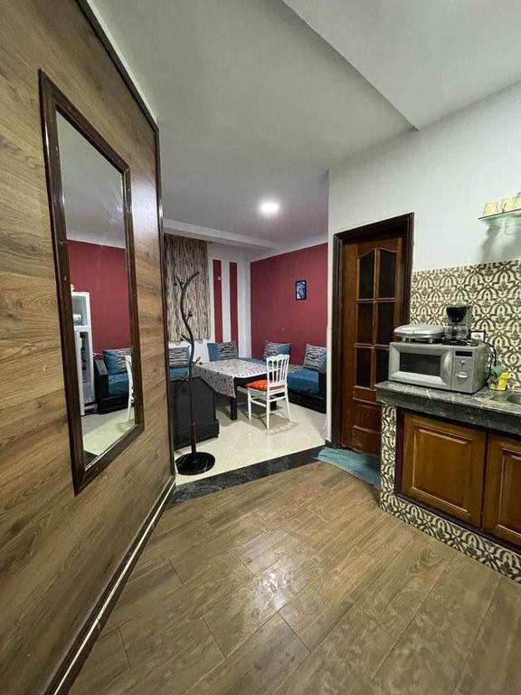 a room with a kitchen and a living room at Coin de repôs in Oujda